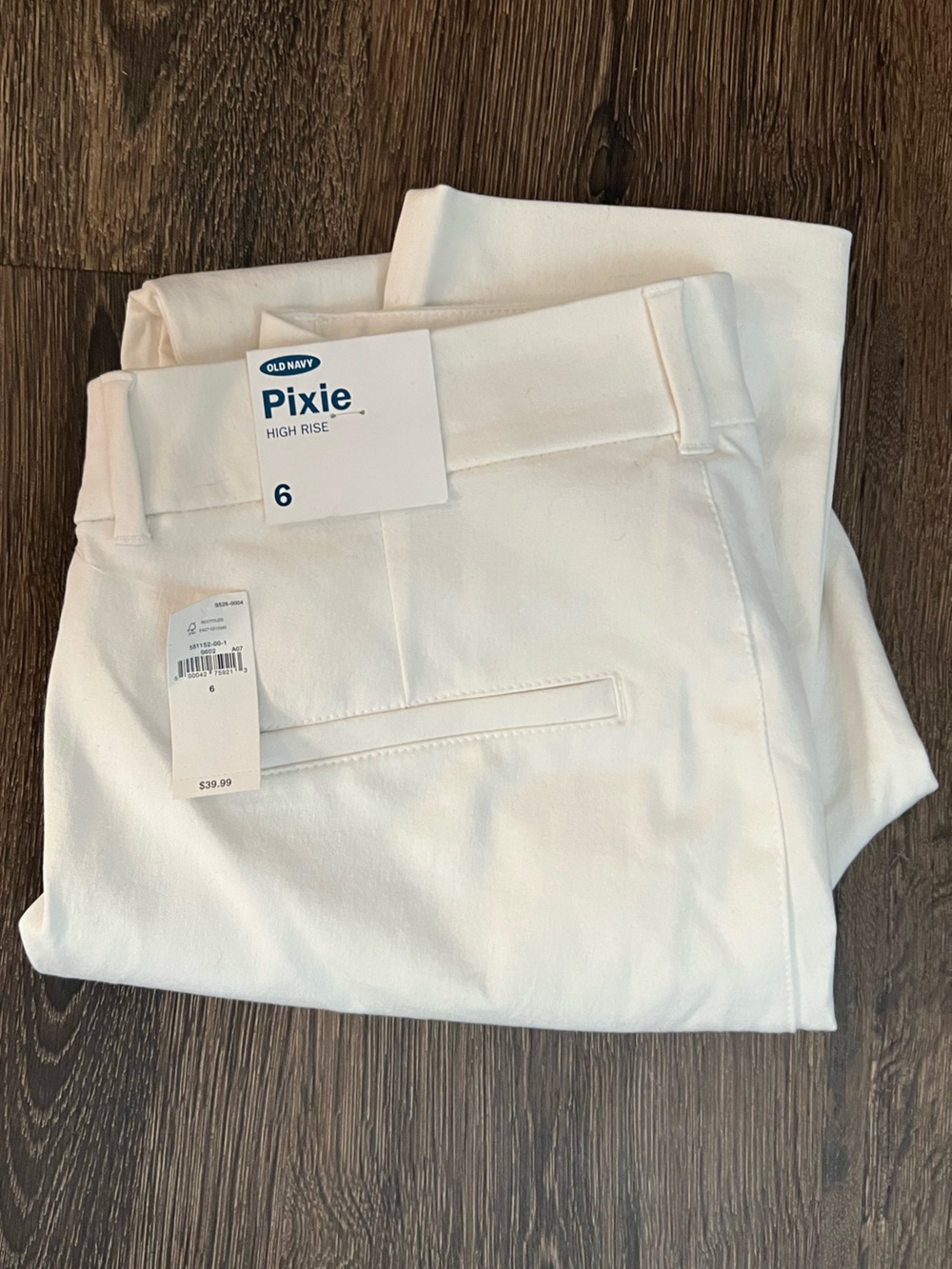 NWT Old Navy White High Rise Pixie Pants with Secret-Slim Pockets Size 6